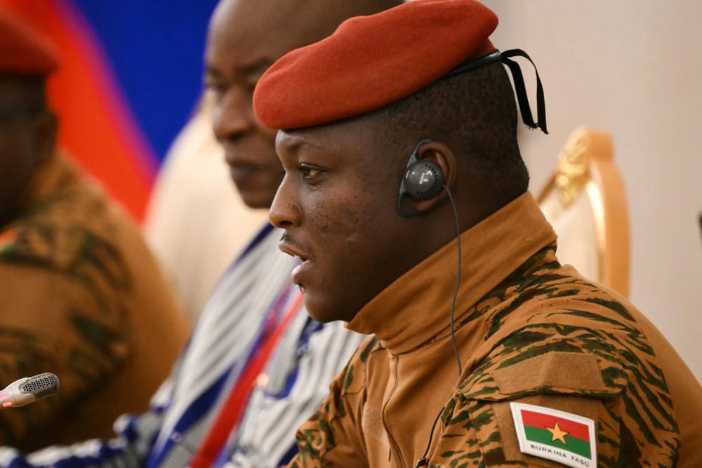 Junta militar de Burkina Faso dissolve todos os partidos políticos do país