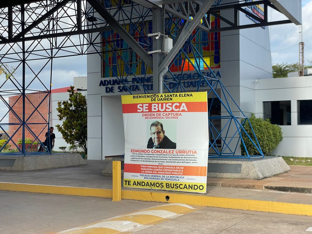 ‘Se busca’: fronteira da Venezuela com o Brasil tem placa para capturar opositor de Maduro