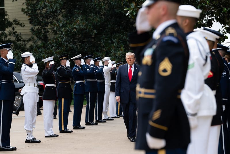 'Liberdade de expressão': governo Trump quer que jornais mostrem reportagens sobre o Pentágono antes da publicação