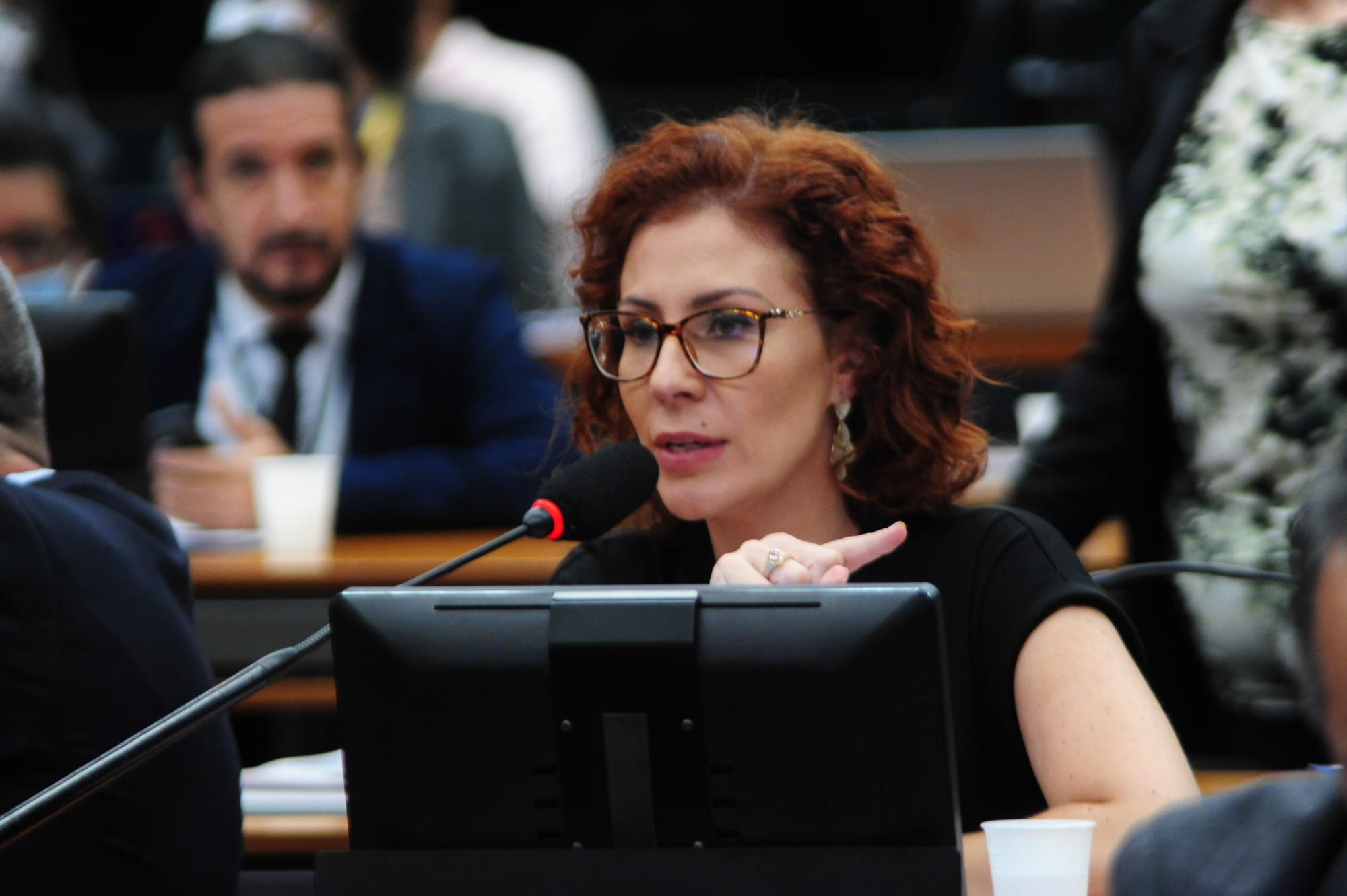 Carla Zambelli renuncia ao mandato; suplente vai assumir