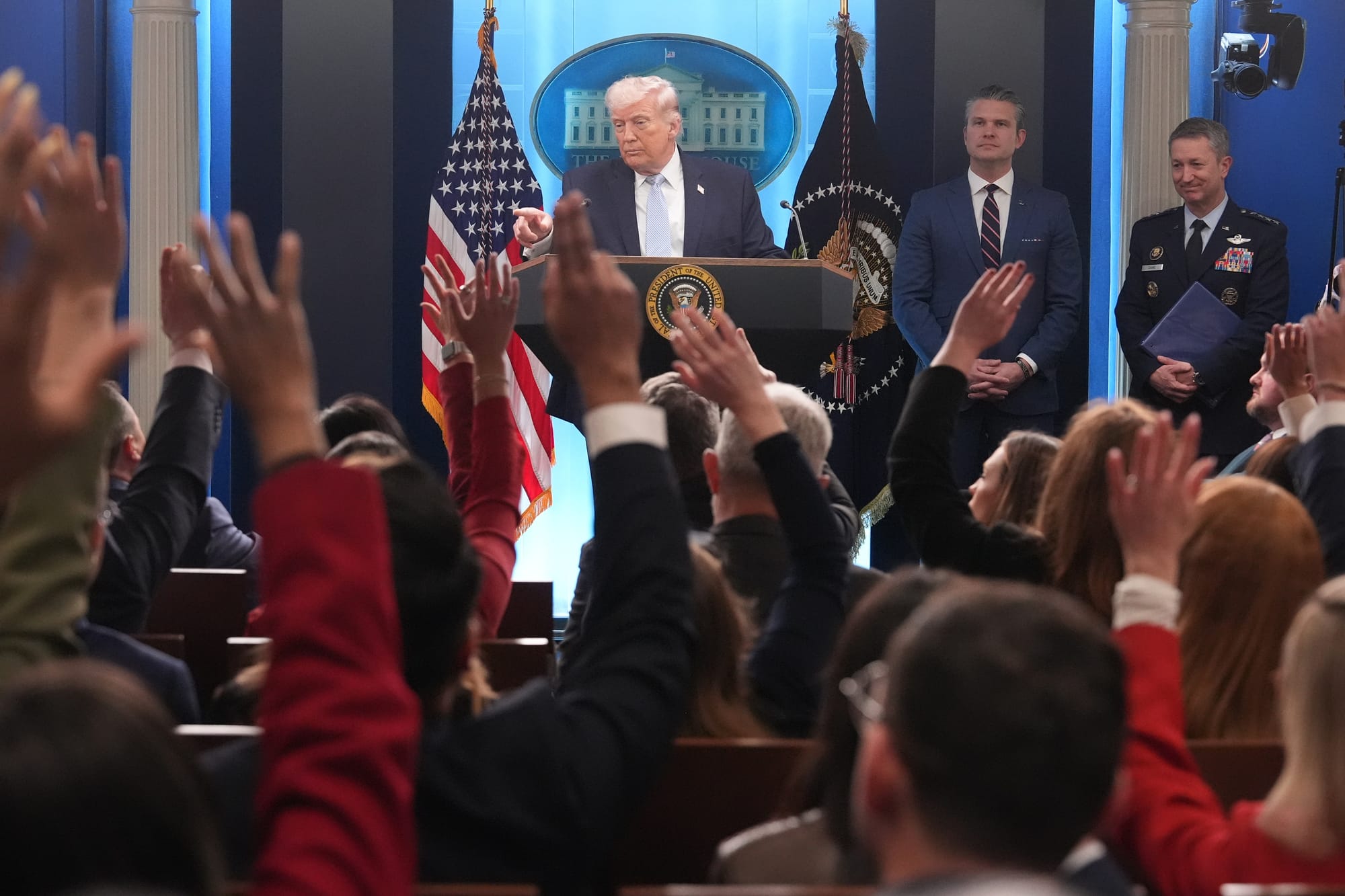 Trump fala que Irã pode ser destruído em 1 dia e ameaça: 'talvez nesta terça'