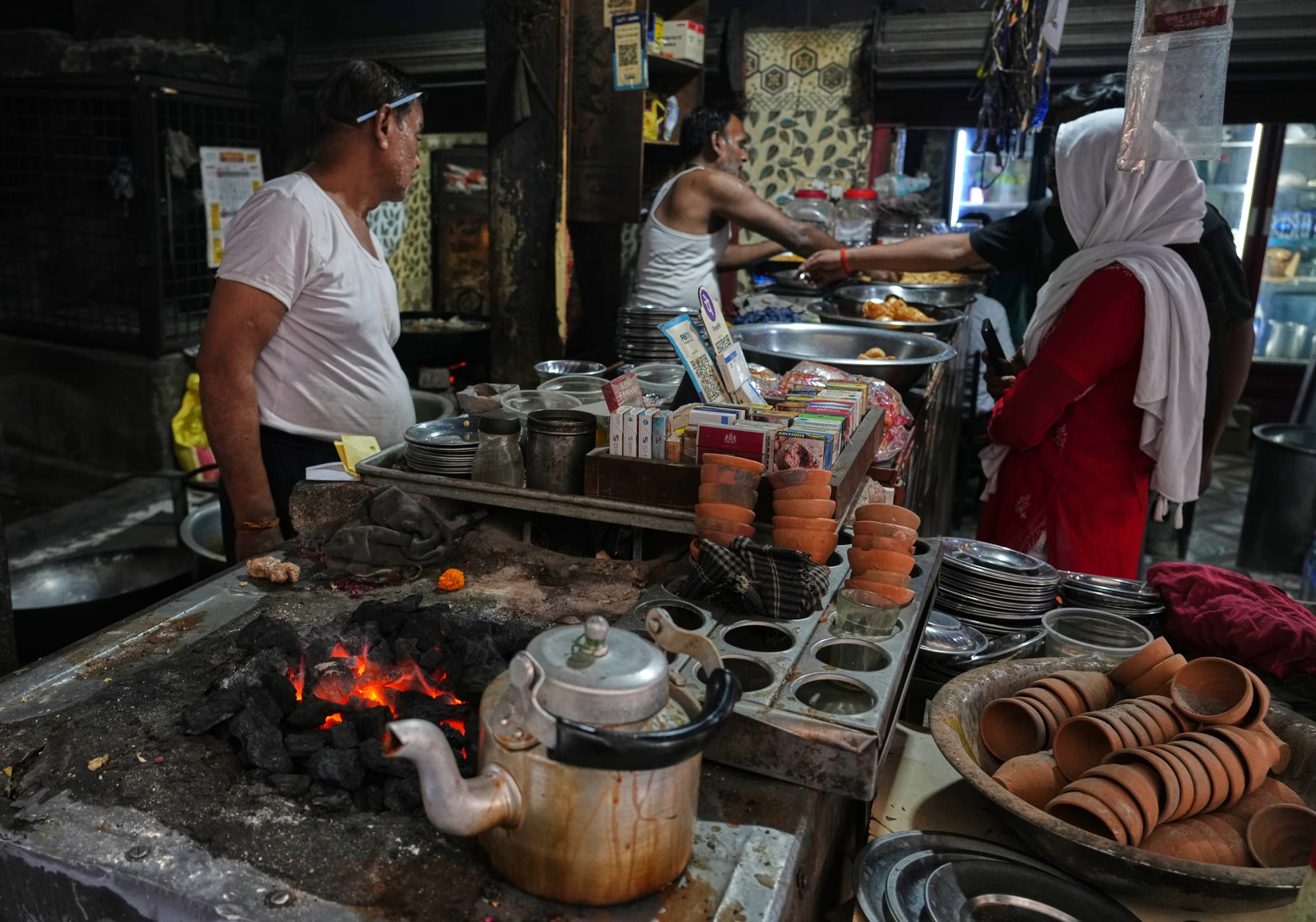Choque de energia se espalha por cozinhas, florestas e áreas de conservação na África e no sul da Ásia