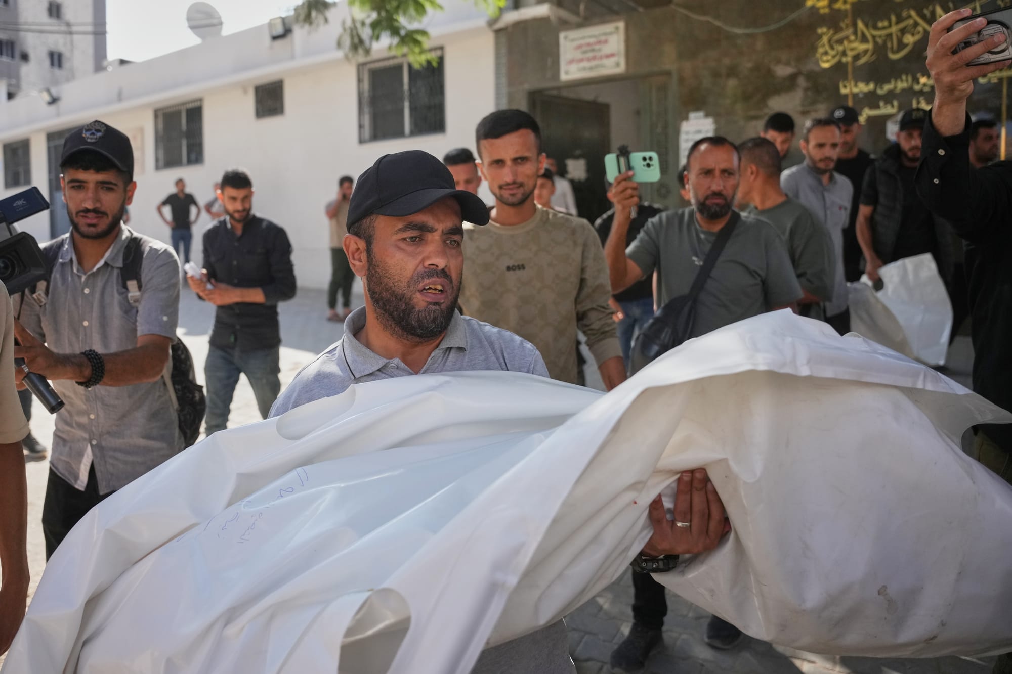 Ataques israelenses em Gaza matam 6 pessoas, incluindo 2 crianças e 1 cinegrafista da Al Jazeera