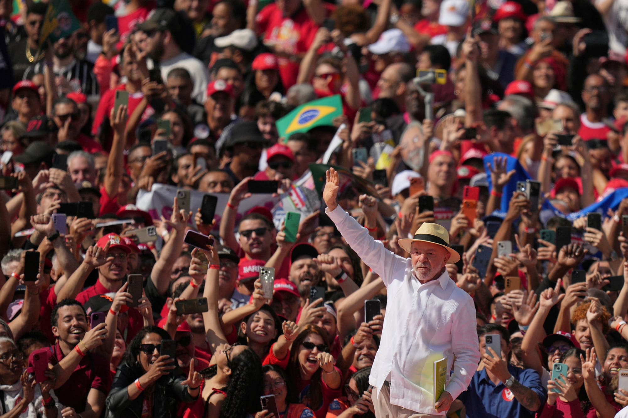 Lula e Flávio Bolsonaro iniciam suas campanhas presidenciais