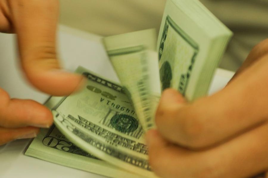 Saiba o que é IOF e como o tributo afeta suas finanças