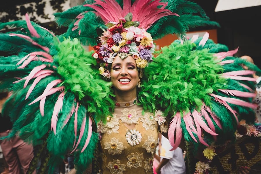Variante ômicron pode ser difundida no Carnaval / Foto: Ugur Arpaci/Unsplash