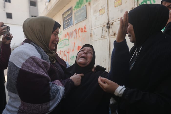 Palestinos realizam funerais para mulher grávida e seus filhos mortos em ataques israelenses