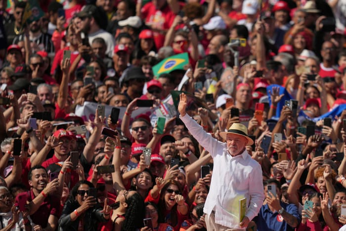 Lula e Flávio Bolsonaro iniciam suas campanhas presidenciais